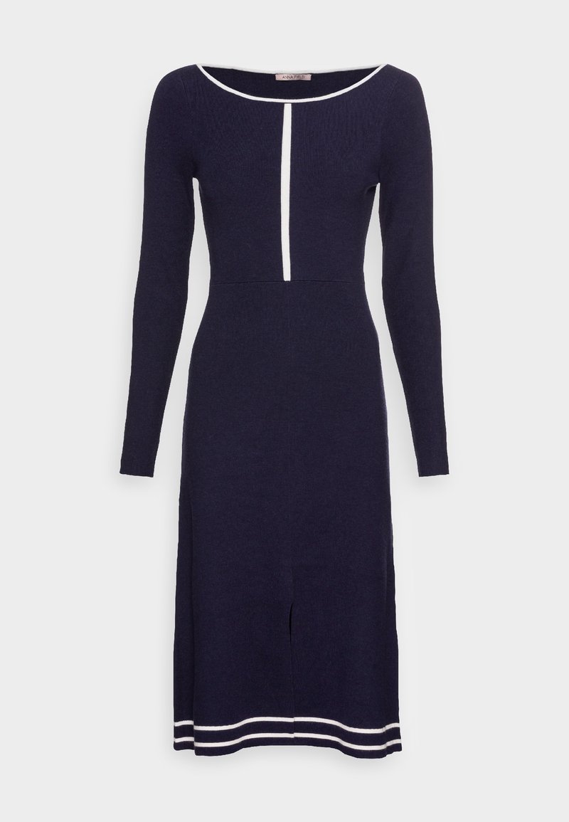 Marineblaues Langarmkleid mit taillierter Silhouette, featuring einem weißen Streifen am Ausschnitt und Saum, strukturierter Stoff und zentralem Schlitz.