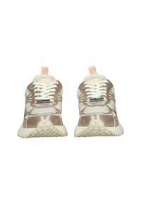 Scarpe sportive di colore beige chiaro realizzate in mesh e materiale sintetico, con lacci bianchi, suole in gomma e un motivo testurizzato sui lati.