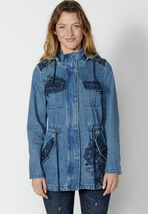 Koroshi Krátky kabát - azul med medium blue