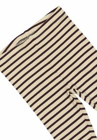 Beige og mørkebrune vandrette stribede rib strikbukser med elastisk talje, lagt fladt på en hvid baggrund.