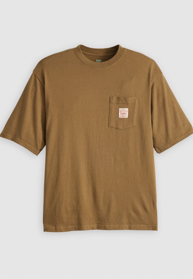 T-shirt marrone a maniche corte realizzato in cotone, con tasca frontale e etichetta rosa. Design classico con collo a girocollo e texture liscia.