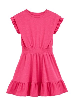 Jaskraworóżowa sukienka dla dziewczynki z krótkim rękawem, elastyczną talią, falbankami na rękawach i falbankowanym dołem na jednolitym tle.