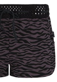 Shorts violets avec un motif rayé noir de zèbre, dotés d'une ceinture en crochet noir texturé et d'une fermeture à cordon.