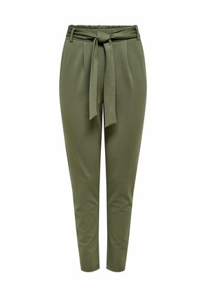 Pantaloni verde oliva realizzati in un tessuto morbido e elasticizzato. Presentano una vita alta con cintura legata, gambe affusolate e due tasche laterali.