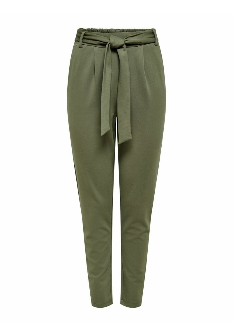 Pantaloni verde oliva realizzati in un tessuto morbido e elasticizzato. Presentano una vita alta con cintura legata, gambe affusolate e due tasche laterali.