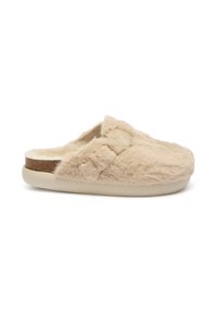 Pantofole in beige morbido con una texture pelosa, caratterizzate da una suola leggera crema e un delicato accento marrone lungo il bordo.
