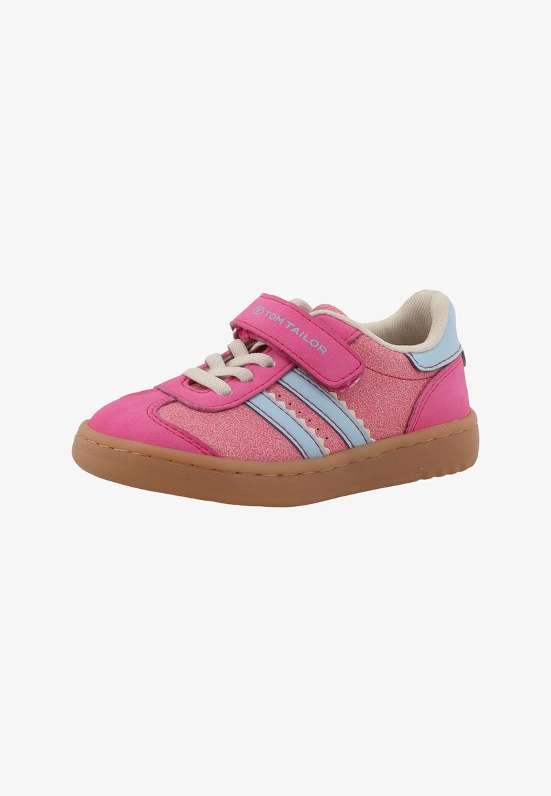 Zapatilla rosa para niños con rayas azul claro, cordones beige, una correa de velcro con la etiqueta "Tom Tailor" y una suela de goma marrón.