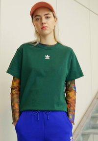 adidas Originals REGULAR PANTS - Joggebukse - semi lucid blue