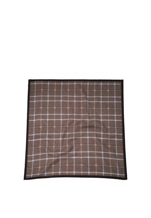 Carré de tissu marron à carreaux avec des lignes de grille blanches et une bordure brun foncé, posé à plat sur un fond blanc.