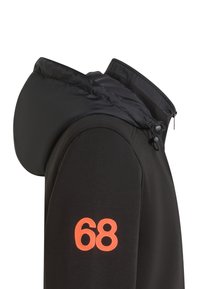 Giacca nera con cappuccio gonfiabile nero. Presenta un ricamo arancione "68" sulla manica. Tessuto dalla texture liscia con un design aderente.