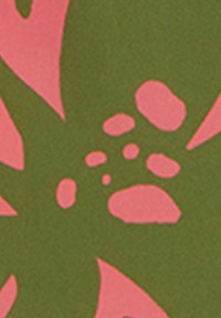 Tessuto a fantasia con uno sfondo verde scuro e grandi forme rosa irregolari, creando un forte contrasto di colore e forma.