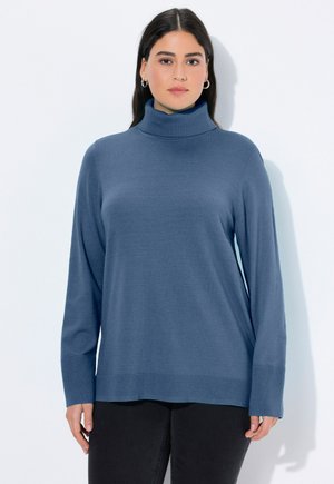 Pull à col roulé bleu avec des manches longues, fabriqué en tissu léger. Présente un détail de ourlet texturé et une coupe décontractée.