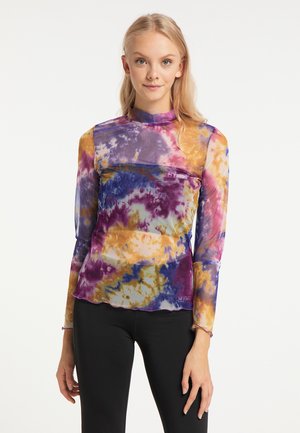 Langærmet tie-dye top i nuancer af lilla, orange og gul. Gennemsigtigt, let stof med høj hals og bølget kant.