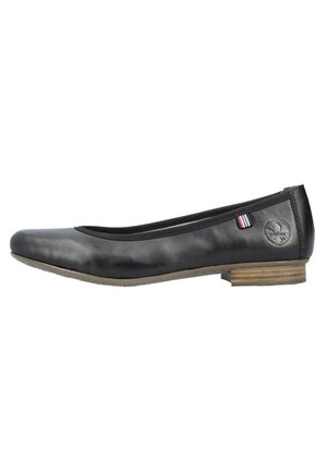 Ballerines en cuir noir avec un bout rond, un petit talon en bois et un emblème décoratif avec des rayures rouges et blanches sur le côté.