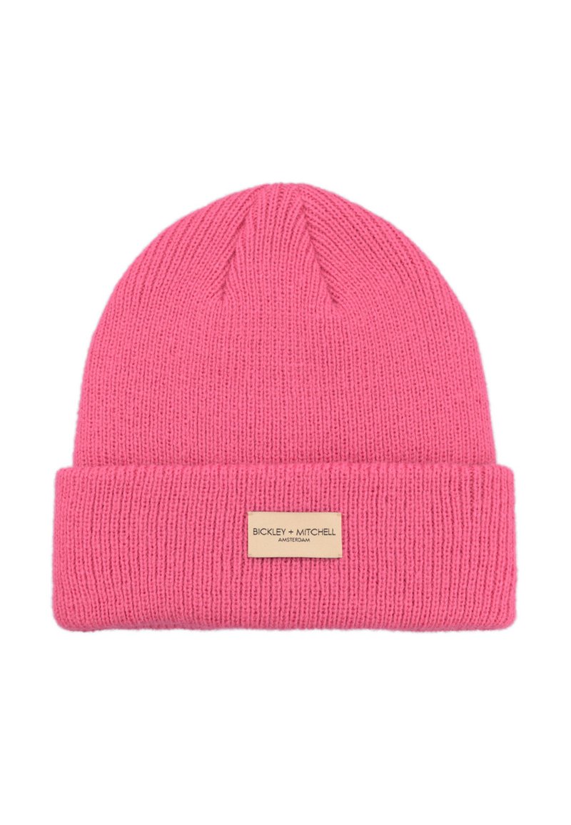 Różowa dziana czapka z prążkowanym wzorem, z podwiniętym brzegiem, z małą beżową metką oznaczoną "BICKLEY + MITCHELL."