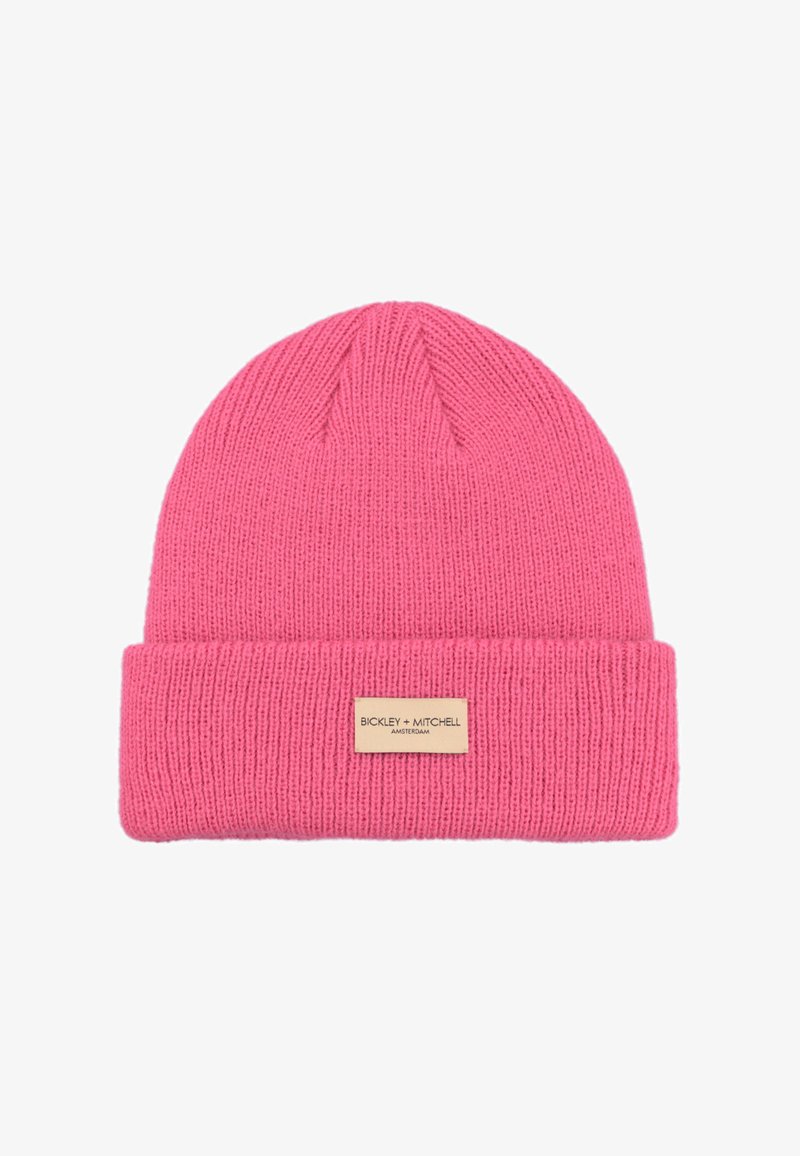 Roze gebreide muts met een geribbeld textuur, voorzien van een omgeslagen rand en een klein beige label met de tekst "BICKLEY + MITCHELL."