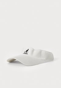 Hvid skyggehue lavet af åndbart mesh-materiale, med en rund skygge og et svart logo på den forreste rem. Glat tekstur, justerbar pasform.