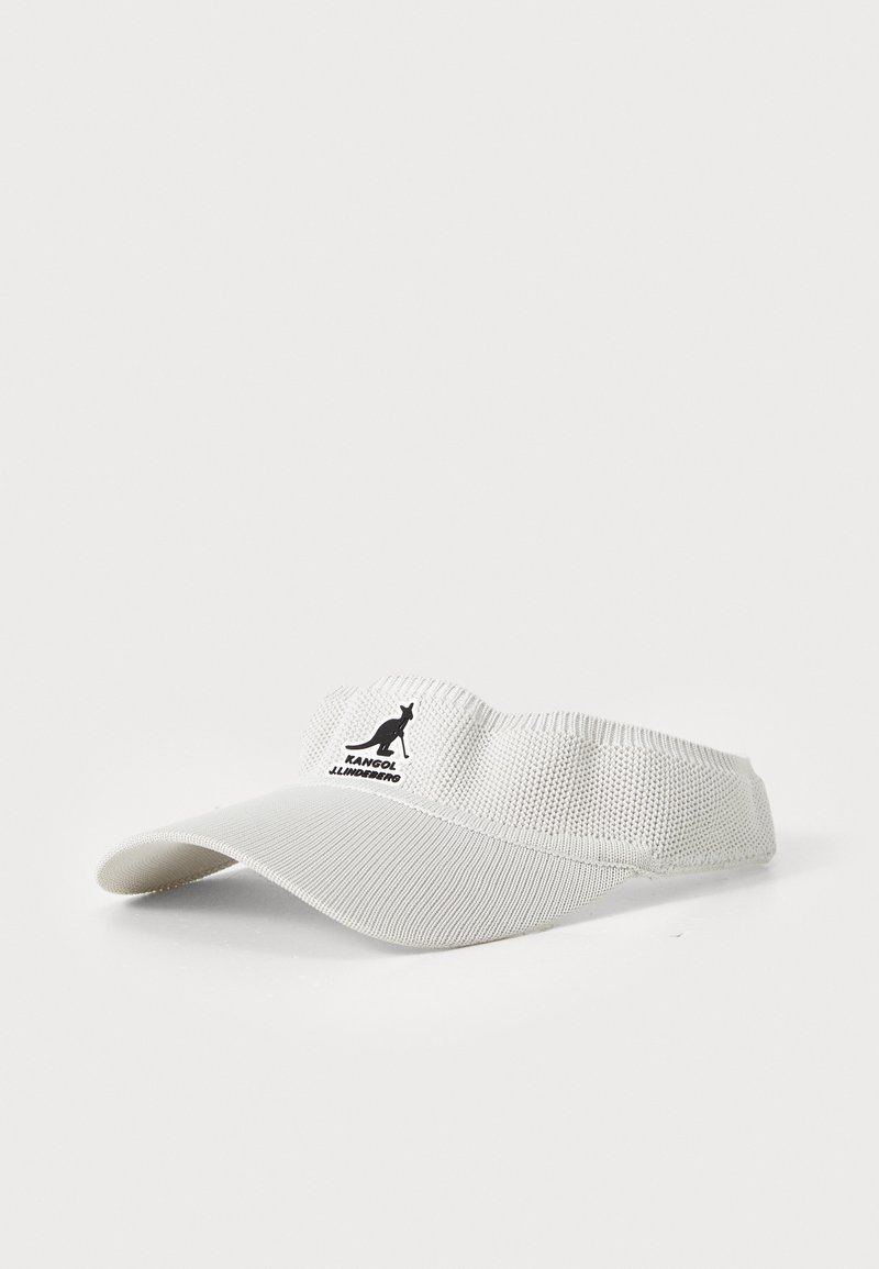 Hvid skyggehue lavet af åndbart mesh-materiale, med en rund skygge og et svart logo på den forreste rem. Glat tekstur, justerbar pasform.