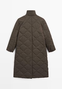 Cappotto lungo di un marrone scuro, trapuntato con cuciture a motivo ondulato, colletto alto, maniche lunghe con polsini abbottonati, mostrato disteso da dietro.