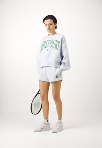 Nike Performance NIKECOURT CREW HERITAGE - Sportska majica - football grey/mineral teal