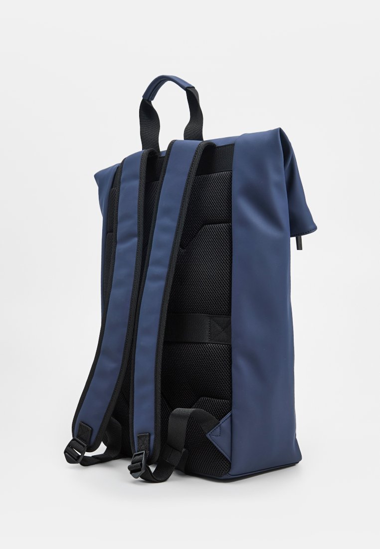 Granatowy plecak z rolowanym otwarciem, z wypchanym, siateczkowym tyłem, regulowanymi paskami i czarnymi akcentami. Wykonany z solidnego materiału o gładkiej fakturze.