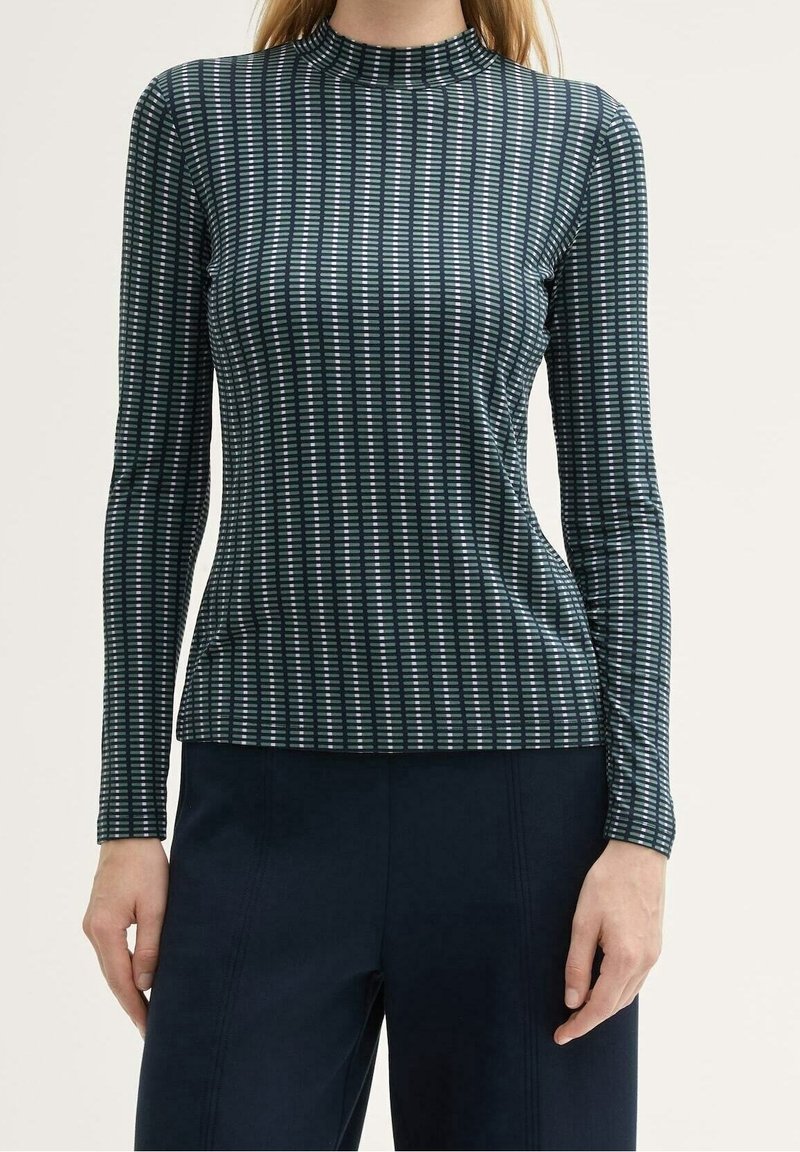 Maglietta a maniche lunghe con collo alto di colore verde scuro, caratterizzata da un motivo a righe verticali di rettangoli blu chiaro e bianchi, design aderente e texture liscia.