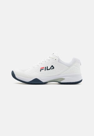 Scarpe da tennis bianche con pannelli in rete, suola con grip testurizzato e logo Fila. Presentano una parte superiore bianca con accenti blu navy e un design elegante.