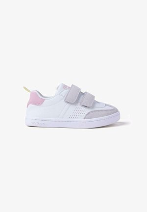 Sneaker bianco con dettagli in pelle scamosciata grigia e pannello posteriore rosa. Presenta due cinturini in Velcro, fori per la traspirazione e suola bianca.