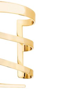 Bracelet en métal doré avec un design spiralé élégant, présentant des surfaces lisses et réfléchissantes ainsi qu'une section ouverte pour l'ajustement.