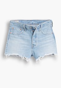 Pantalones cortos de mezclilla azul claro con dobladillo deshilachado, diseño de cinco bolsillos y cierre de botón de metal. Textura suave con un aspecto ligeramente desgastado.