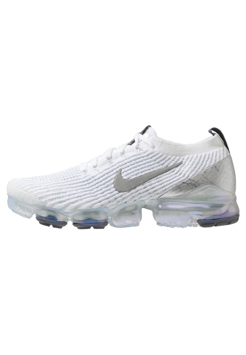 Bílé tenisky Nike Air VaporMax s texturovaným svrškem, které mají stříbrný swoosh, průhlednou vzduchovou podrážku a černé gumové akcenty.