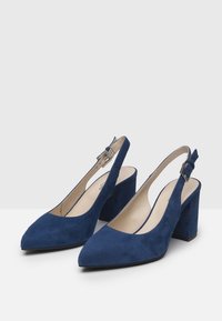 Blaue Wildleder-Slingback-Absätze mit spitzem Schuhbereich und blockartigem Absatz. Verfügt über ein elegantes Ausschnittdesign und metallische Schnalle.