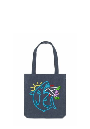 Borsa in denim con un design di squalo blu ricamato, un pesce e accenti colorati, due manici resistenti e forma rettangolare.