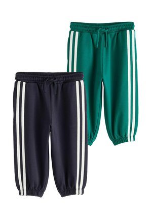 Zwei Paar Kinder-Jogginghosen, eine dunkelblaue und eine grüne, jeweils mit elastischem Bund und Bündchen und zwei weißen vertikalen Streifen auf jeder Seite.