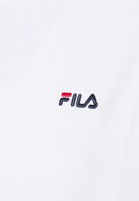 T-shirt bianco con logo "FILA" ricamato in rosso e blu navy. Tessuto di cotone liscio, maniche corte e scollo rotondo.