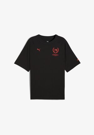 Sort T-shirt med korte raglanærmer, har rødt Puma-logo og "75 Formula 1" grafik i en laurbærdesign på forsiden.