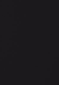 Twee vrouwen en een man met rugzakken en mondkapjes lopen samen in de buurt van een groot, modern gebouw met glazen wanden.