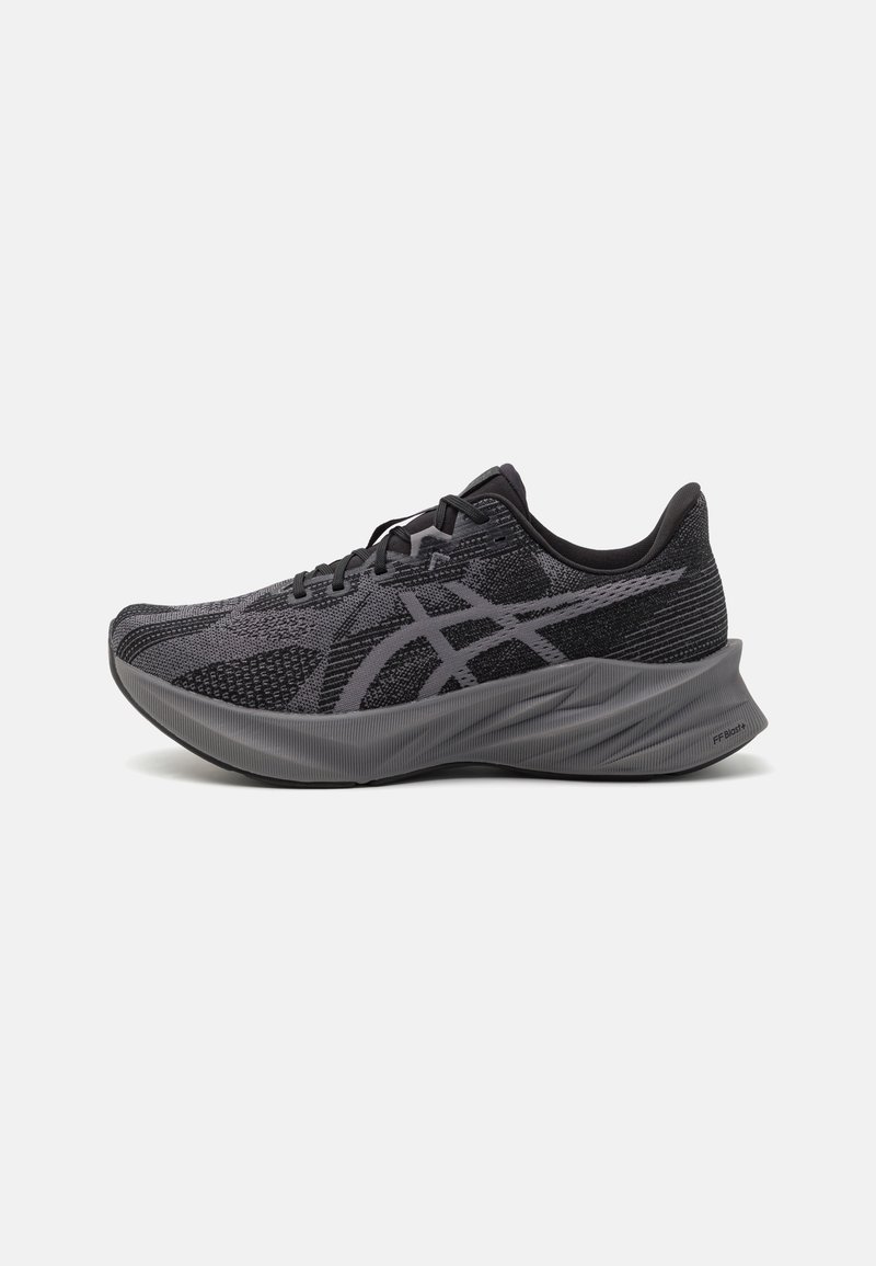 Baskets de sport noires avec une tige en maille texturée, présentant un intermédiaire gris lisse et des accents réfléchissants. Design à lacets et semelle rembourrée.