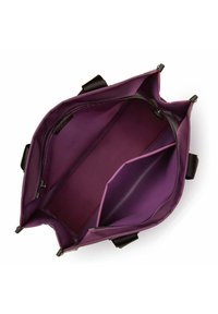 Borsa a spalla viola con manici neri, caratterizzata da un ampio interno, tasca con zip e un ulteriore taschino per l'organizzazione.