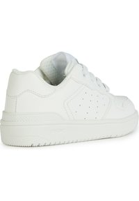 Weißer Sneaker aus Leder, mit glatter Oberfläche, runder Zehenpartie, Schnürsystem, perforierten Seitenpaneelen und strukturierten Gummisohle.