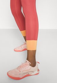 Puma FIRST MILE 7/8 - Tights - astro red
