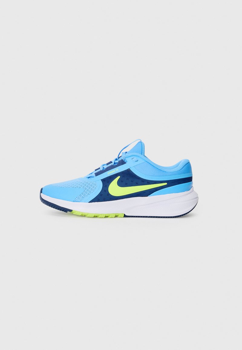 Nike träningssko i ljusblå mesh med mörkblå accenter, ljusgul swoosh, texturerad sula och vit mellansula.
