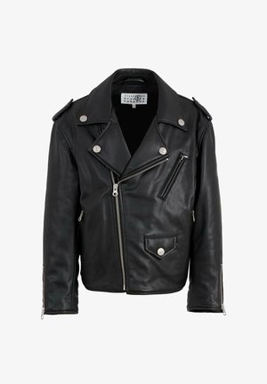 Giubbotto da motociclista in pelle nera con dettagli in metallo argentato, zip frontale asimmetrica, spalline a bottone e tasche con zip sui lati e sul petto.