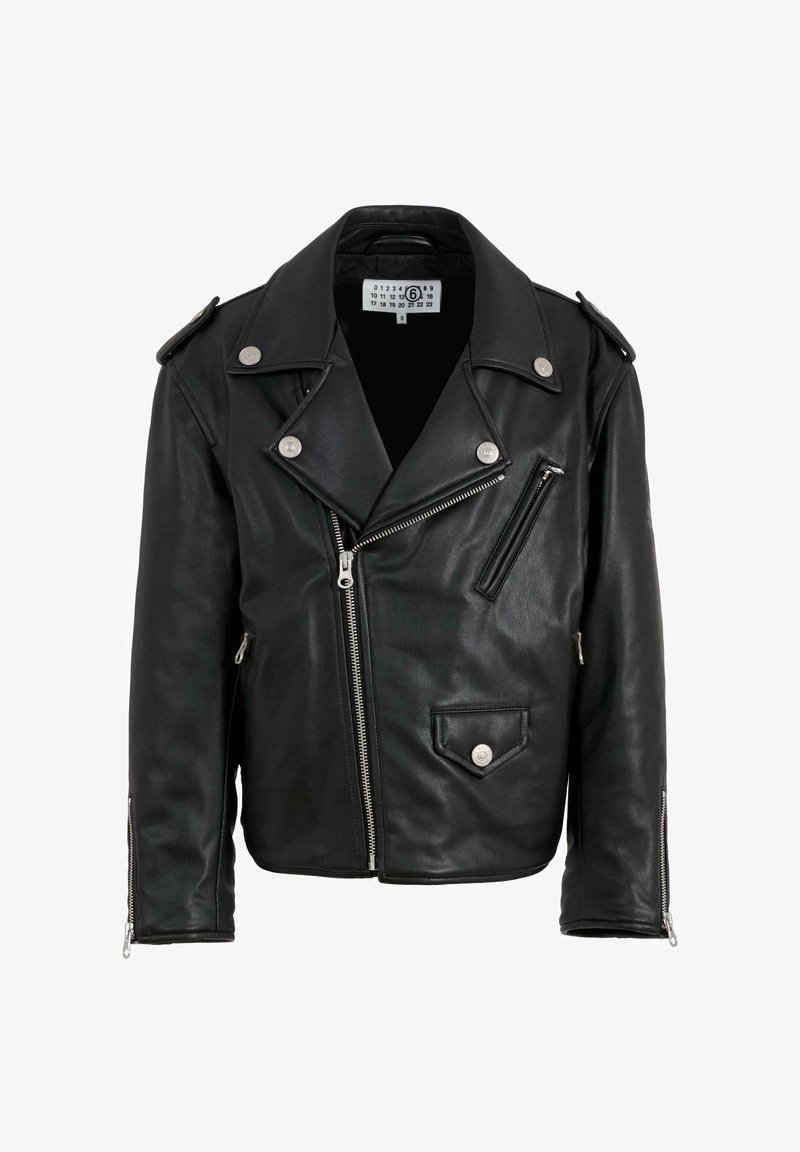 Veste de moto en cuir noir avec quincaillerie argentée, fermeture éclair asymétrique sur le devant, épaulettes à pression et poches zippées sur les côtés et la poitrine.
