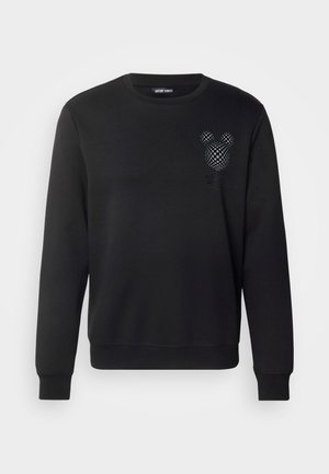 Sudadera negra con mangas largas, cuello redondo, que presenta un diseño estampado de Mickey Mouse en el lado izquierdo del pecho. Hecha de una tela suave y texturizada.