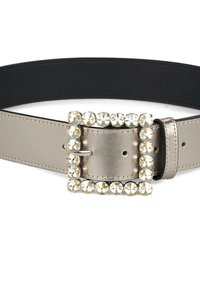 Cinturón plateado metálico con una textura suave, que presenta una hebilla cuadrada de rhinestone y múltiples agujeros para ajustar el tamaño.