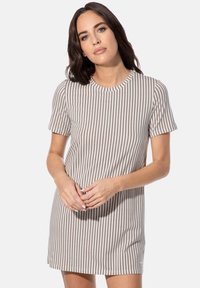 Gestreiftes Kleid aus weichem Stoff; mit kurzen Ärmeln, Rundhalsausschnitt und abwechselnden beige-braunen vertikalen Streifen.