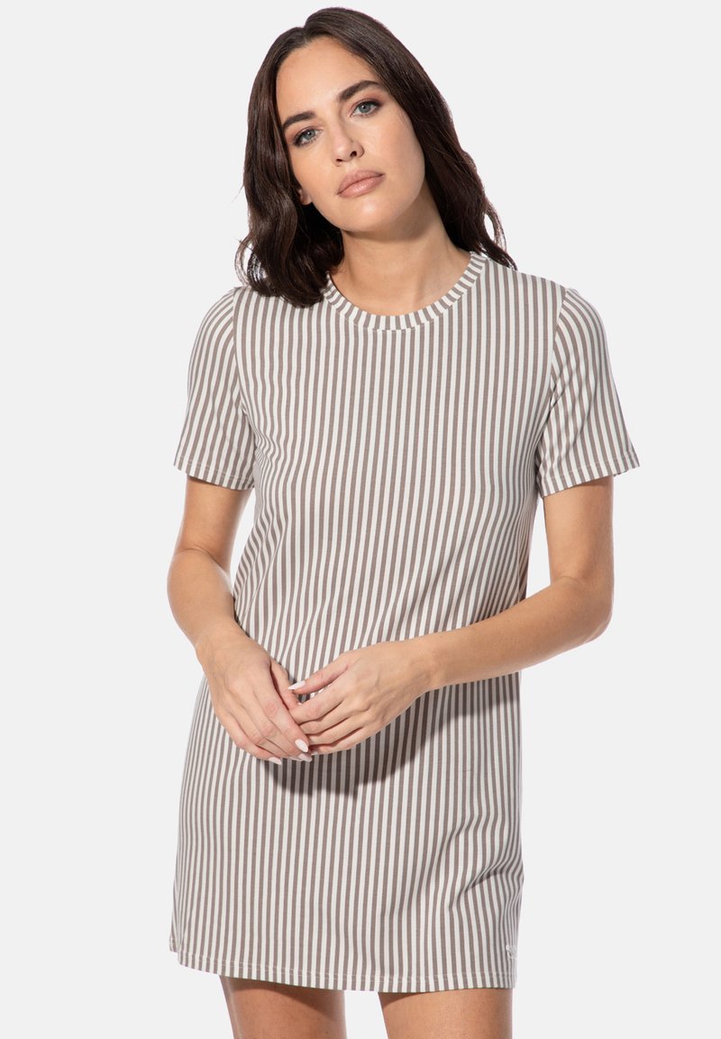 Gestreiftes Kleid aus weichem Stoff; mit kurzen Ärmeln, Rundhalsausschnitt und abwechselnden beige-braunen vertikalen Streifen.