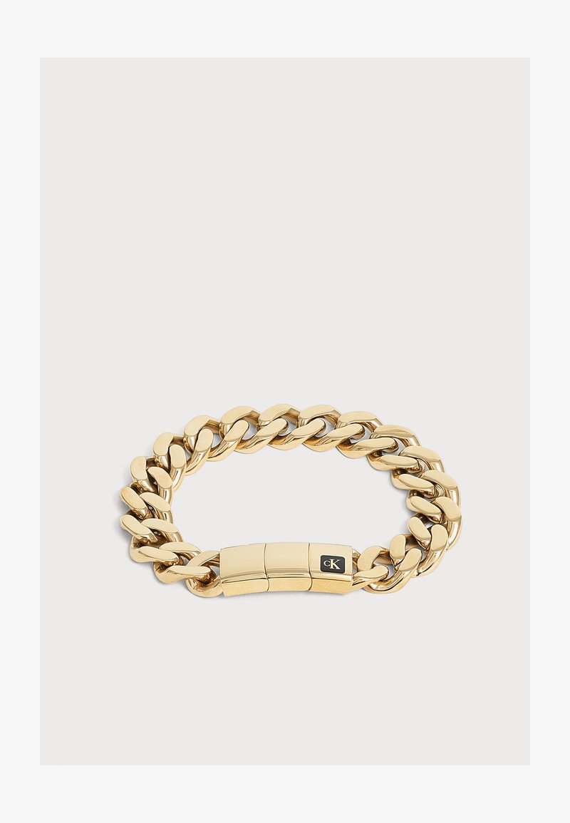 Bracelet chaîne à gros maillons en or avec un fermoir lisse présentant un petit logo carré noir gravé avec "cK".