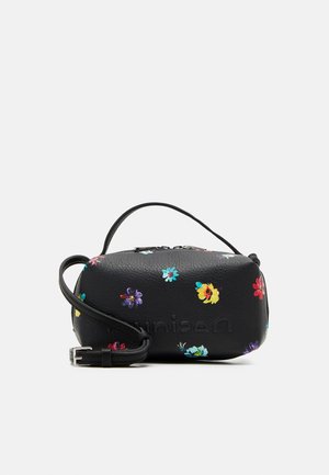 Bolso bandolera de cuero negro con estampados florales coloridos y una correa ajustable, nombre de la marca en relieve en la parte delantera.